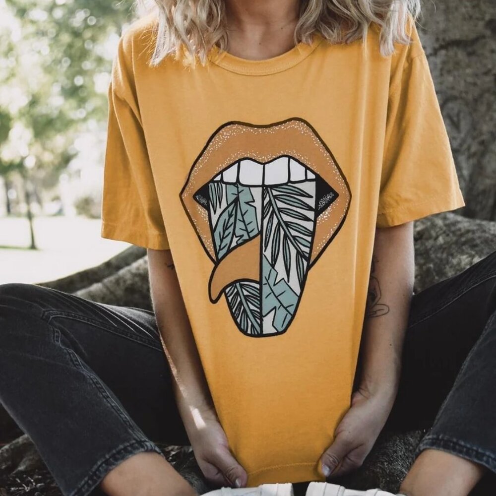 Her Waves Rolling Single Jungle Classic Tee NWT